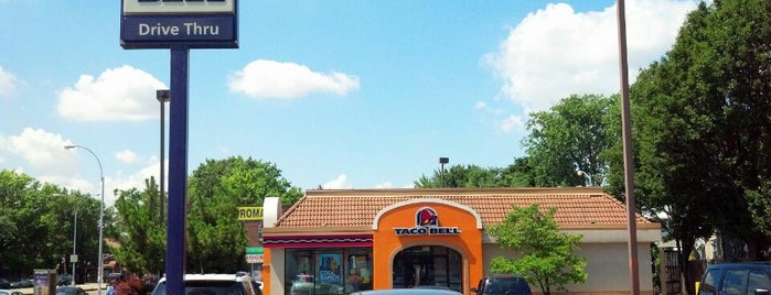 Taco Bell is one of สถานที่ที่ Stacy ถูกใจ.