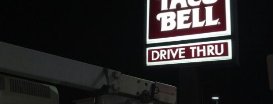 Taco Bell is one of สถานที่ที่ Lizzie ถูกใจ.