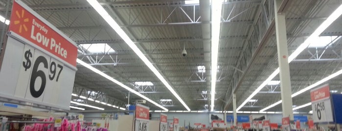 Walmart is one of Lugares favoritos de Lynn.