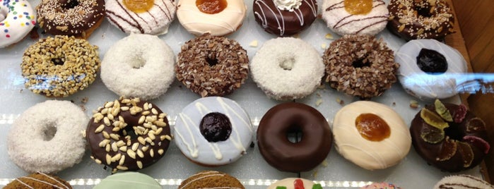 Donuts Coffee is one of Faina'nın Kaydettiği Mekanlar.