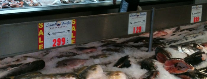 Island Pacific Seafood Market is one of Bradさんの保存済みスポット.