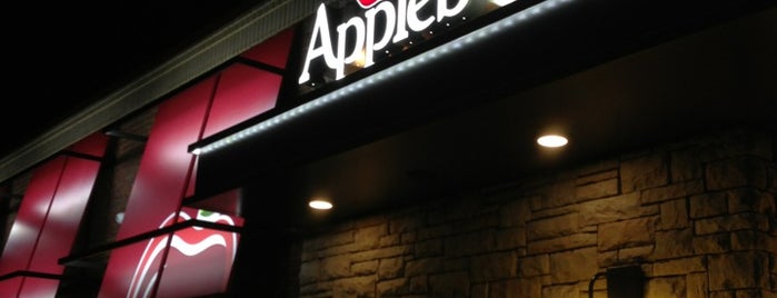Applebee's Neighborhood Grill & Bar is one of Lugares favoritos de Thomas.