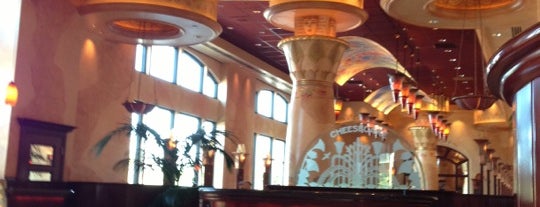 The Cheesecake Factory is one of Tempat yang Disukai Cicely.