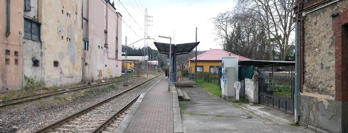 Estación Renfe de Ciaño is one of Transportes.