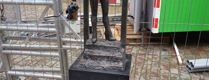 Bronze statue in honor of prostitutes is one of De Wallen ❌❌❌.