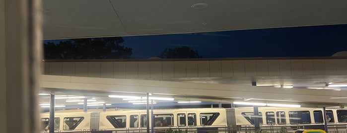 Transportation & Ticket Center Monorail Station is one of สถานที่ที่ Joey ถูกใจ.