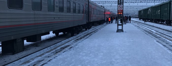 Жд станция лосиноостровская. Указатели на вокзале. 5 путь 3 платформа. 5 путь 3 платформа. Платформа и путь.