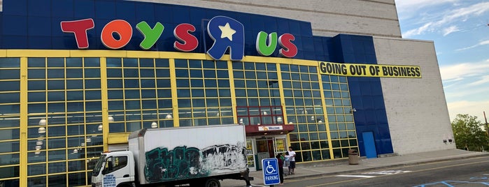 Toys"R"Us is one of New York 4 (2017).