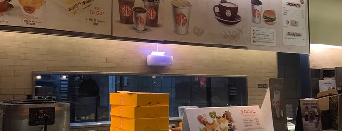 J.CO Donuts & Coffee is one of Fidelさんのお気に入りスポット.