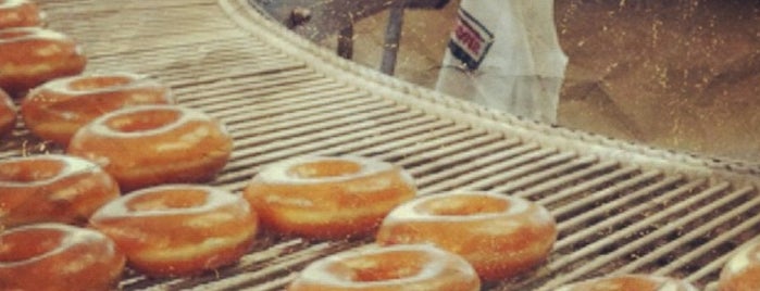 Krispy Kreme Doughnuts is one of สถานที่ที่ Colin ถูกใจ.