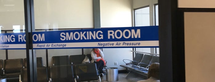 Smoking Lounge is one of Tempat yang Disukai Bev.