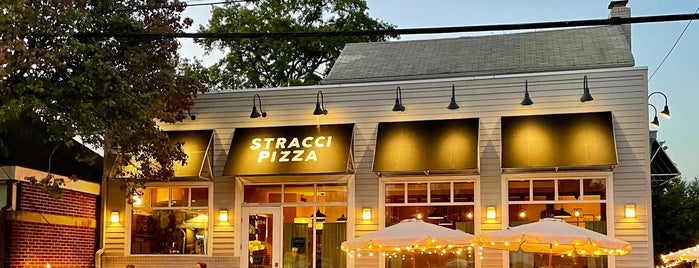 Stracci Pizza is one of Outdoor Seating 🌳.