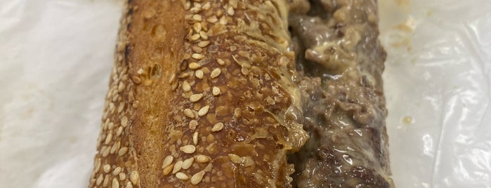 Wario’s Beef & Pork is one of Lugares favoritos de Alyssa.