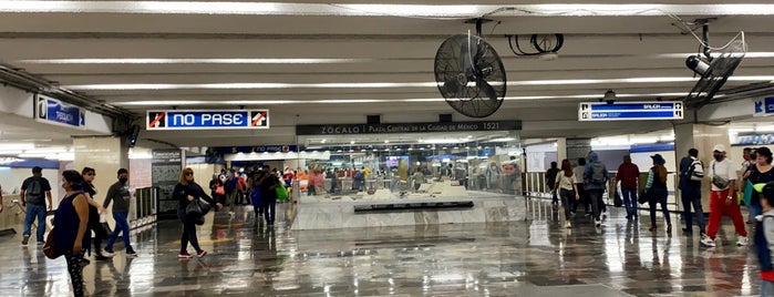 Metro Zócalo is one of Lugares favoritos de Crucio en.