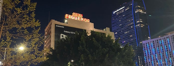 Hotel Figueroa is one of Orte, die Wesley gefallen.