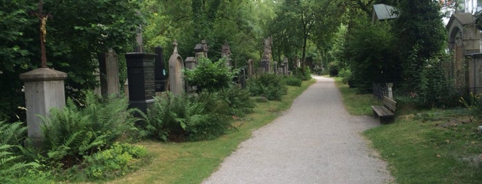 Grünanlage Alter Friedhof is one of Tempat yang Disukai Alexander.