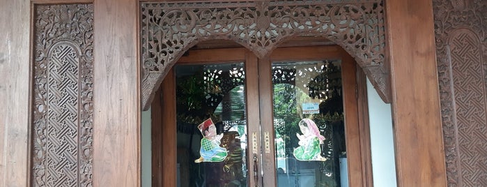 Mirota Batik & Handicraft is one of Jalan Jalan Surabaya.