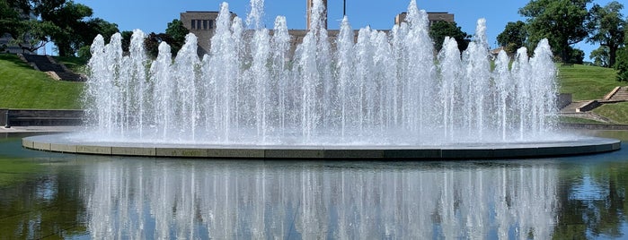 Henry Bloch Wollman Fountain is one of Aluxe KC.