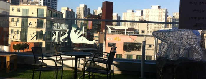 Cafe Sky & Library is one of 서래마을.