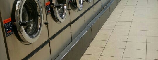 Arlynne's Laundromat is one of Tempat yang Disukai Megan.