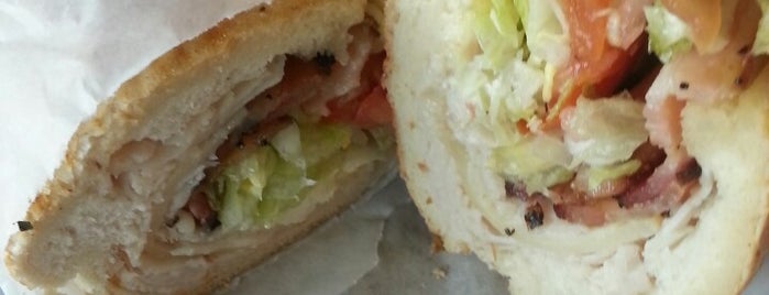 Potbelly Sandwich Shop is one of Tempat yang Disukai Dallin.