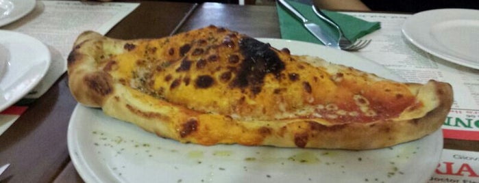 Pizzeria "La Nonna" is one of Lugares favoritos de Christine.
