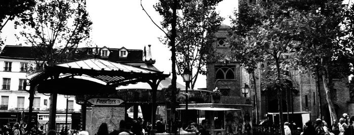 Place des Abbesses is one of Les marchands de crêpes à Paris.