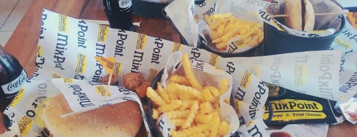 MixPoint Burger & Fried Chicken is one of Esra 님이 저장한 장소.
