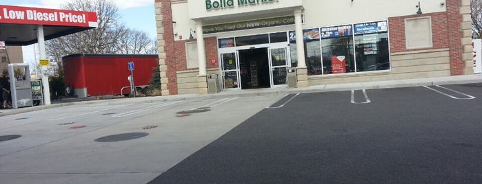 Bolla Market is one of สถานที่ที่ Zachary ถูกใจ.