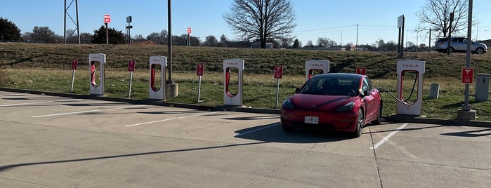 Tesla Supercharger is one of Tempat yang Disukai Mark.