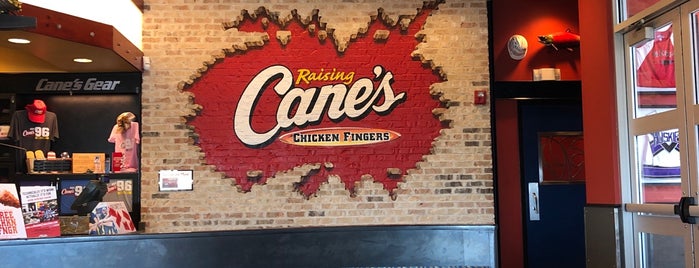 Raising Cane's Chicken Fingers is one of สถานที่ที่ Ed ถูกใจ.