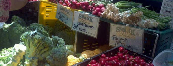 Crocker Galleria Farmers Market is one of Ben 님이 좋아한 장소.