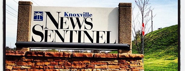 Knoxville News Sentinel is one of สถานที่ที่บันทึกไว้ของ Thomas.