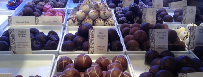 Godiva Chocolatier is one of Orte, die Sergio M. 🇲🇽🇧🇷🇱🇷 gefallen.