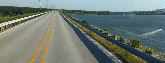 Dam Over Lake Grapevine is one of สถานที่ที่ Colin ถูกใจ.