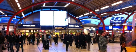 Station Utrecht Centraal is one of Tempat yang Disukai Marina.
