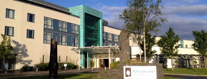 Fota Island Resort is one of สถานที่ที่ Tom ถูกใจ.