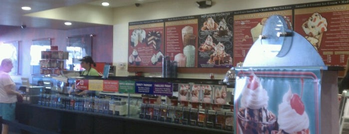 Cold Stone Creamery is one of Lugares favoritos de Kristopher.