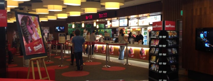 Rialto Cinemas is one of Tempat yang Disukai Cela.