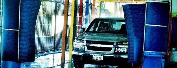 Beverly Hand Car Wash is one of Posti che sono piaciuti a Phillip.