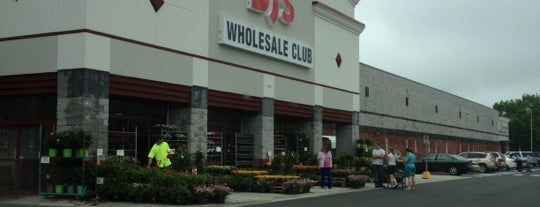 BJ's Wholesale Club is one of Tempat yang Disukai George.