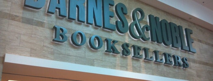 Barnes & Noble is one of Tempat yang Disukai Kelly.