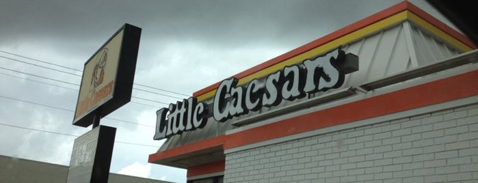 Little Caesars Pizza is one of Lugares favoritos de Andres.