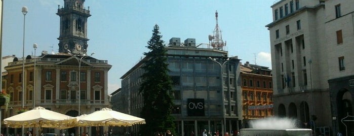Piazza Monte Grappa is one of Lugares favoritos de Roberto.