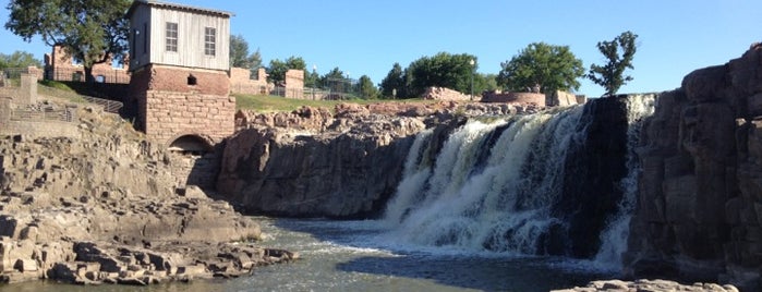 Sioux Falls, SD is one of 🌃Every US (& PR) Place With Over 100,000 People🌇.