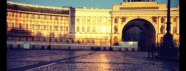 Дворцовая площадь is one of Культурно отдохнуть в культурной столице.