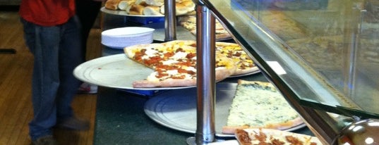 Sal's Pizza is one of Tempat yang Disukai Chuck.