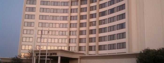 Wyndham Mount Laurel Hotel is one of Tempat yang Disukai Jason.