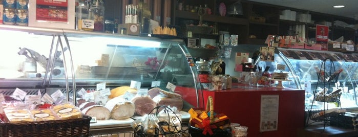 The Deli is one of Lugares favoritos de Caitlin.