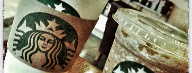 Starbucks is one of Orte, die Tom gefallen.